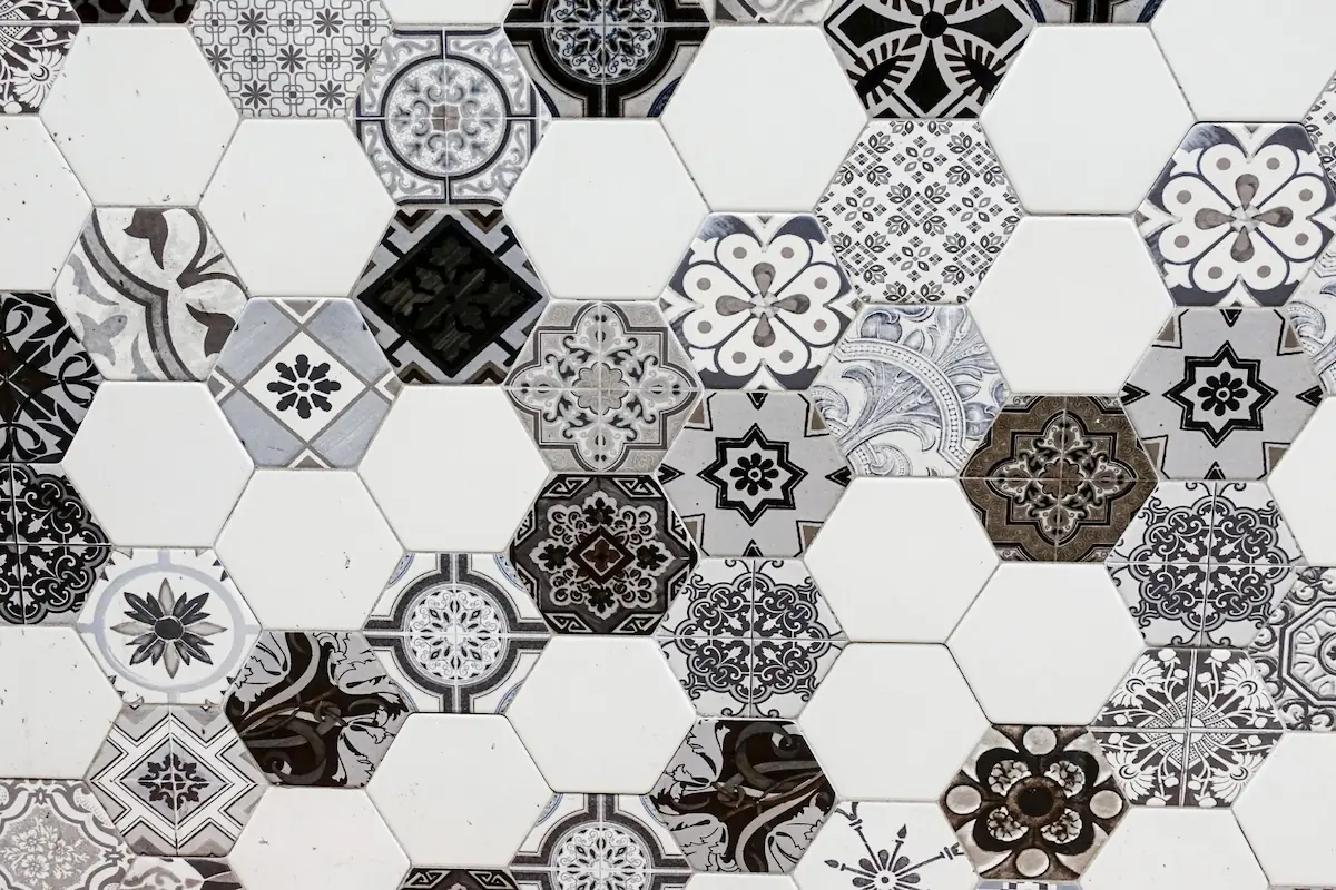 Keramik Dinding Ruang Tamu Setengah Badan Motif Abstrak